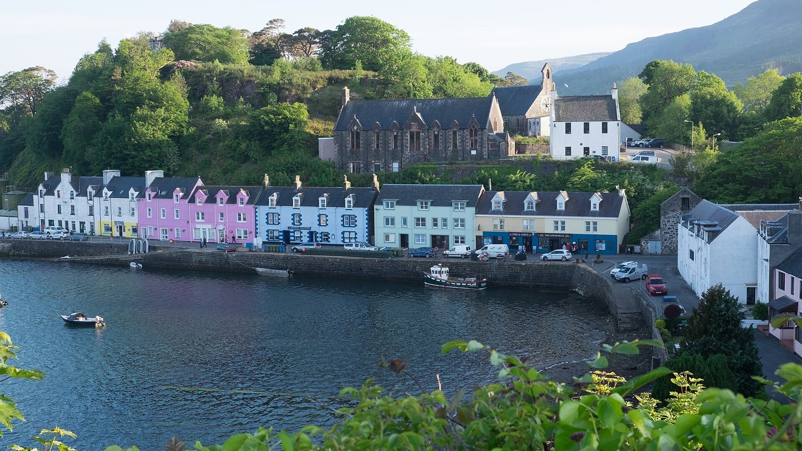 The colourful harbour houses of Portree on the Isle of Skye — airport transfers from the Isle of Skye